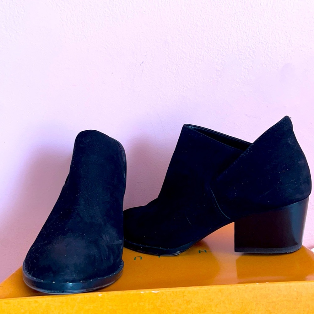 Size 7.5 Antonio Melani Leather Ankle Boots
